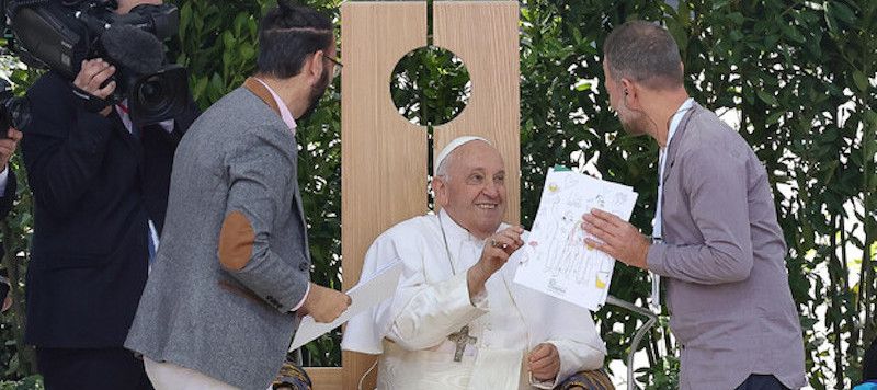 Il Papa abbraccia i parenti delle vittime del conflitto mediorientale