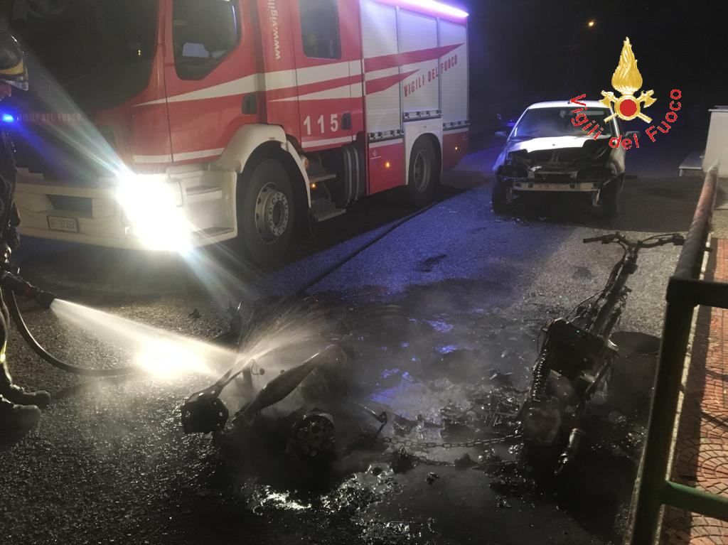 Incendio a Simeri Crichi, distrutti un'auto e due scooter