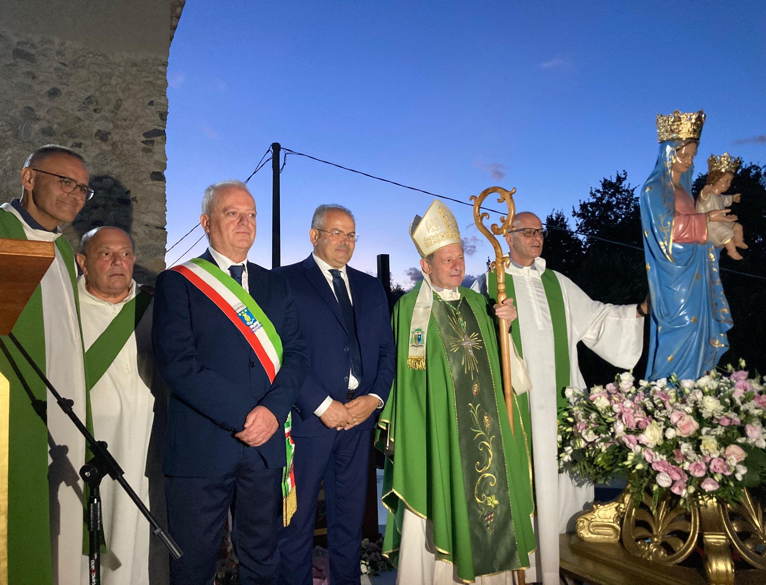 Realizzate da Michele Affidato nuove corone per la Regina di Farri