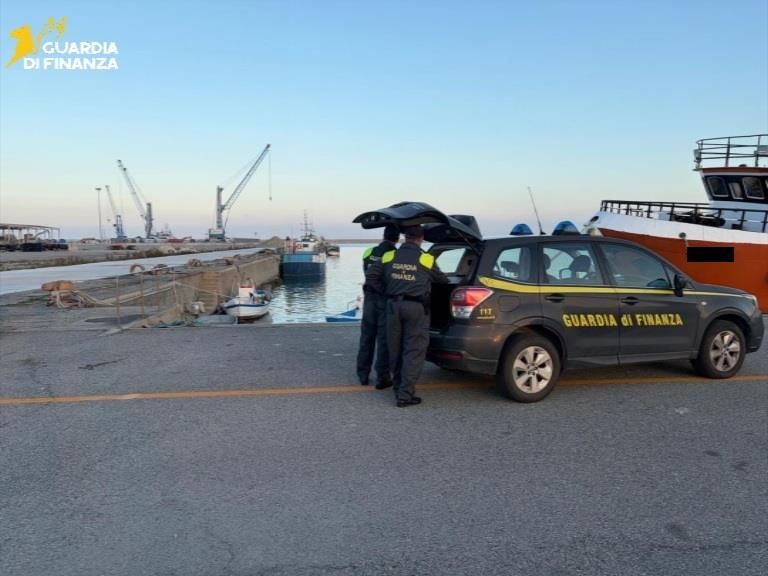 Contrasto alla pesca di frodo nel Crotonese: la Guardia di Finanza sequestra 25 chili di novellame