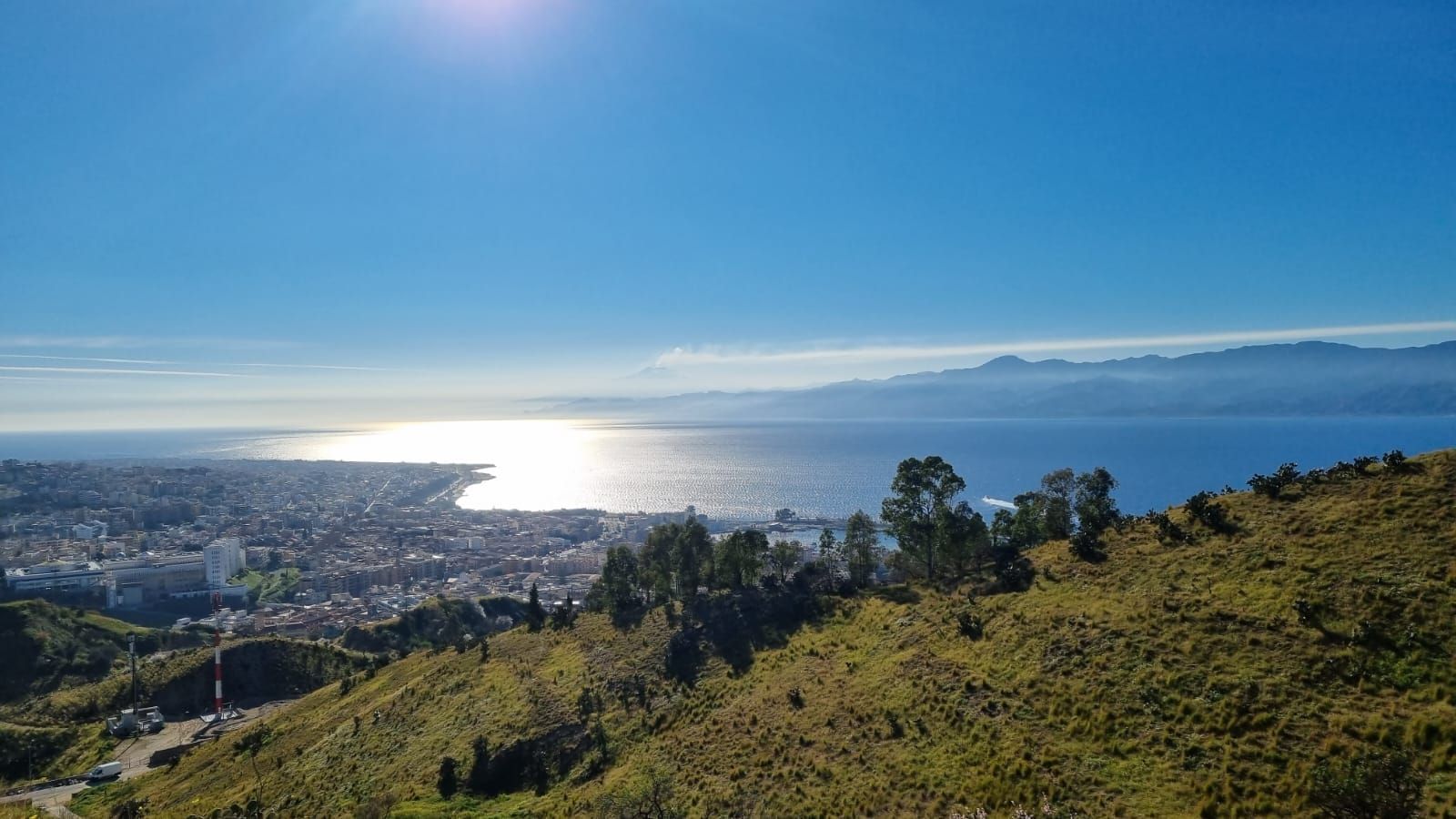 Gli scatti degli «intrepidi» bagnanti nel mare d’Inverno lungo la costa di Seminara – FOTO
