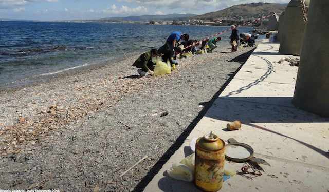Rifiuti in spiaggia, Legambiente a Reggio e Cutro  