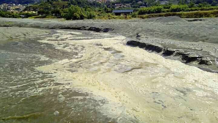 La denuncia di Legambiente: «Liquami sversati nel mare di Paola»