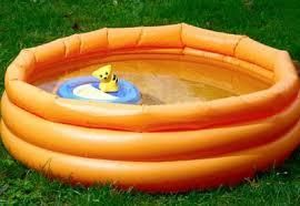 Bimbo di 18 mesi annega in una piscina gonfiabile