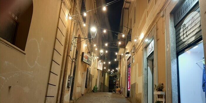 Catanzaro, commercianti installano luci su una via pubblica a proprie spese