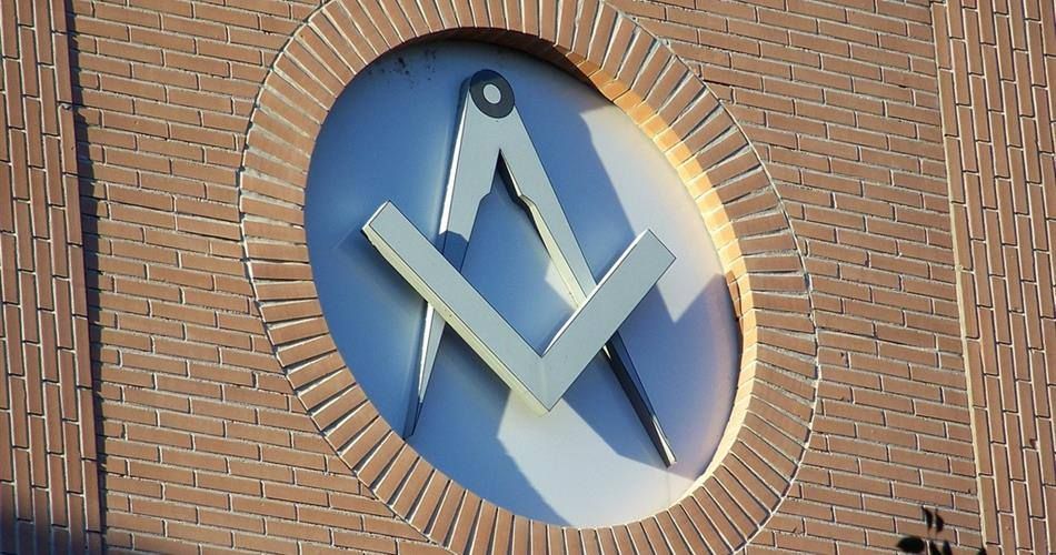 L'abbraccio mortale tra clan e massoneria