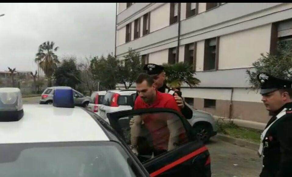 Ricercato da un anno, si costituisce un esponente del clan Muto