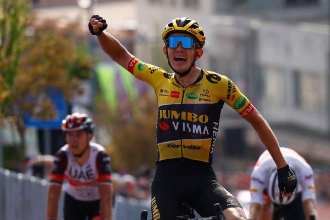 Giro d’Italia, Bouwman si aggiudica la tappa partita da Diamante – VIDEO