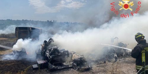 Incendio di sterpaglie a Maida degenera: in fiamme alcune giostre
