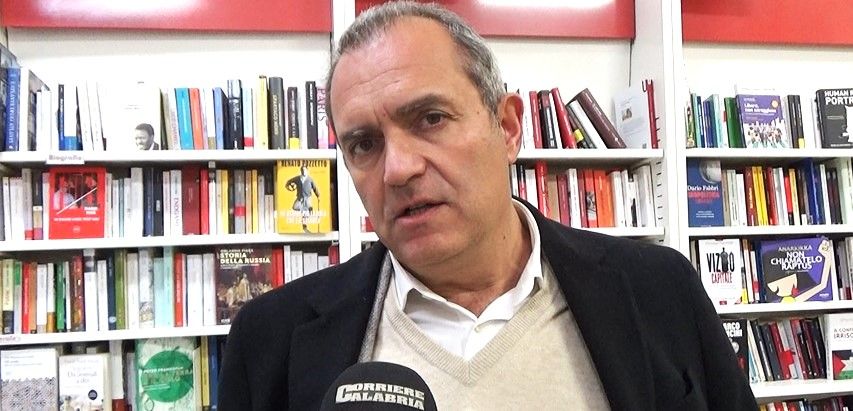 De Magistris: «Avevo la fila fuori dall’ufficio, il calabrese non è connivente e omertoso»