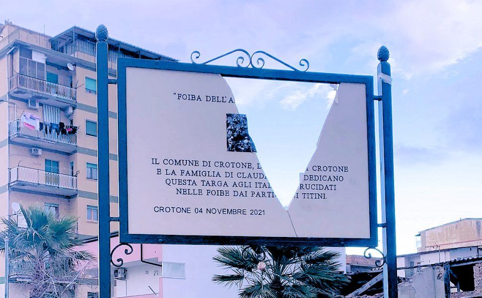 Crotone, vandalizzata la targa dedicata alle vittime delle Foibe