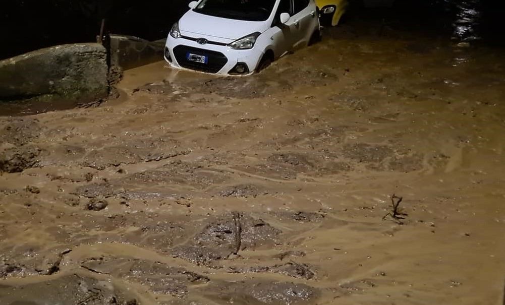 Maltempo, frana a Rota Greca: evacuate 40 persone – VIDEO E FOTO