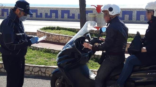 Coronavirus, scattano i controlli a Catanzaro Lido: una denuncia e 26 persone identificate