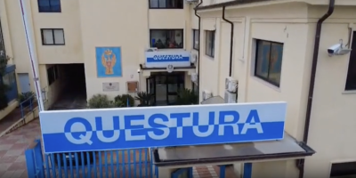 «Ti faccio uscire il fumo dalla testa». Il pizzo sull’affitto e le botte: la storia del commerciante che ha denunciato il racket a Crotone