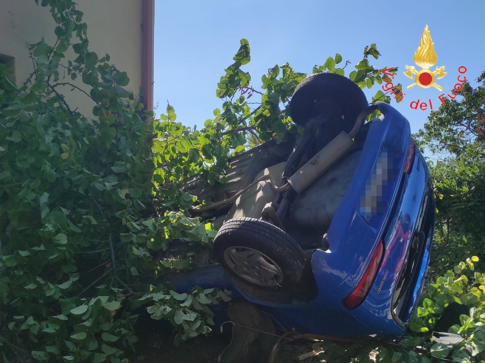 Tiriolo, un’auto perde il controllo e si ribalta: ferite due anziane