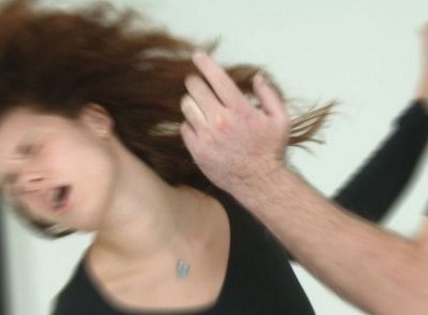 Sequestra e picchia la fidanzata nel giorno delle donne