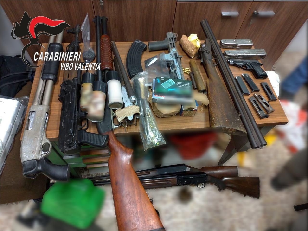 Imponimento, dal viaggio alla “Ciambra” agli intrecci con i Iannazzo: il business delle armi degli Anello-Fruci