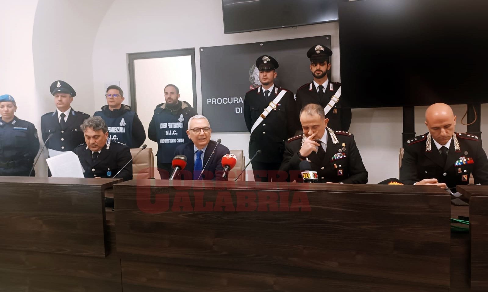 Cellulari e droga nel carcere di Catanzaro, arrestati agenti penitenziari e funzionari. Capomolla: «Quadro inquietante» – I NOMI