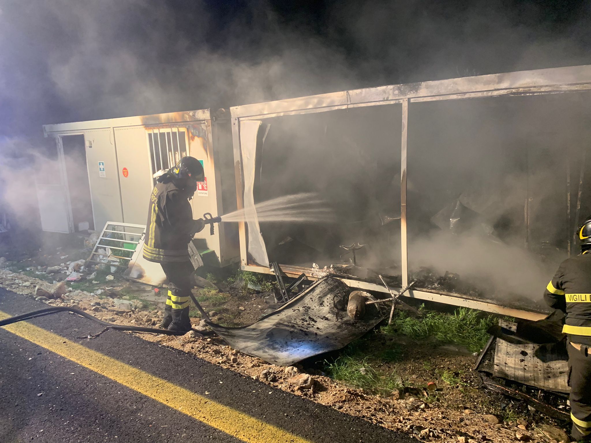 Statale 106, in fiamme container sui cantieri della rotonda di Santa Lucia
