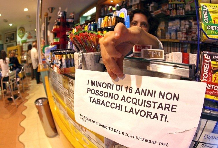Sigarette a minorenni, multati cinque tabaccai a Lamezia