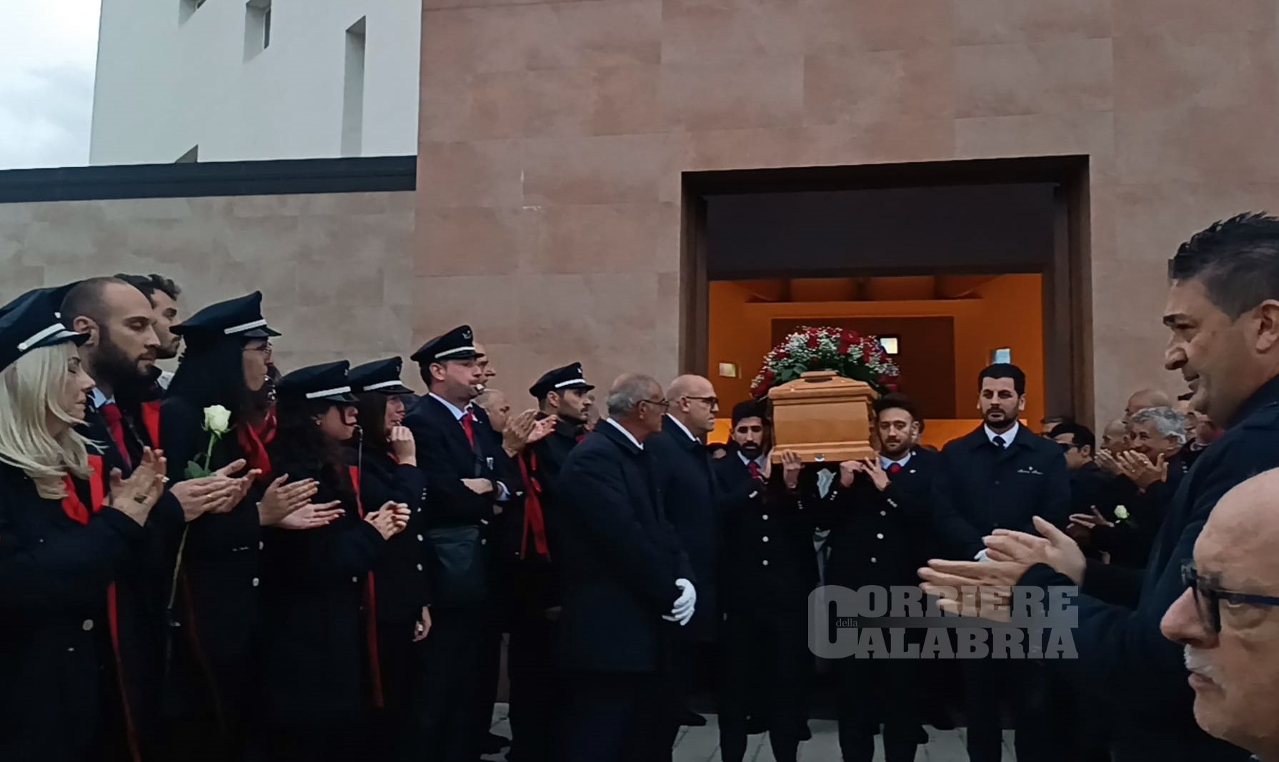 A Catanzaro l’ultimo saluto a Maria Pansini, la capotreno vittima dell’incidente ferroviario di Corigliano Rossano – VIDEO
