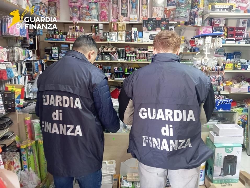 Tirreno Cosentino: 380mila articoli non sicuri, prodotti contraffatti, denunce e 50mila euro di sanzioni