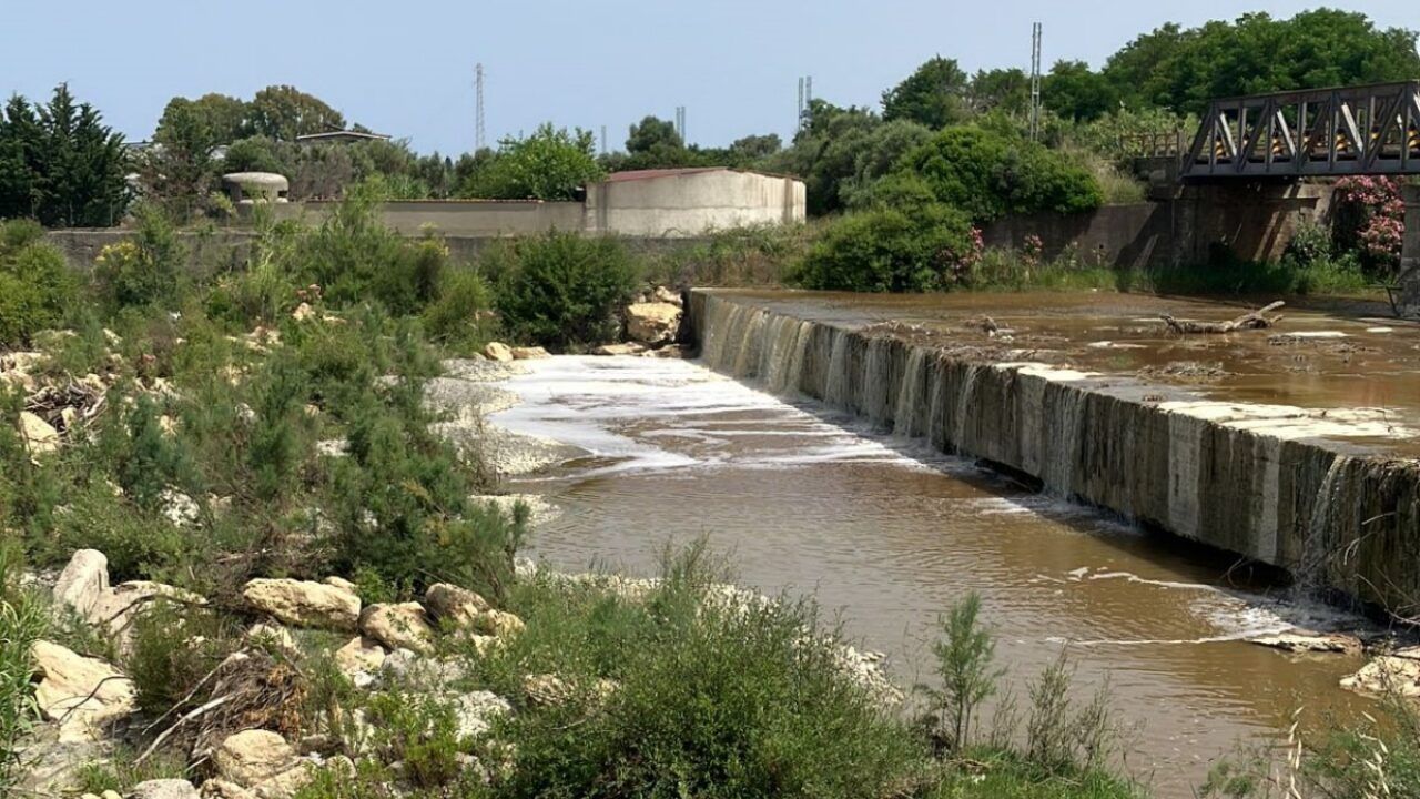 Percolato dalla discarica “Pipino”, Arpacal tranquillizza: «Mare non inquinato»