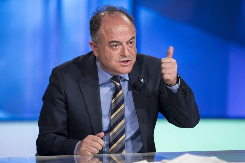 Gratteri: «Le mafie potrebbero anche gestire il redditizio mercato dei falsi vaccini»