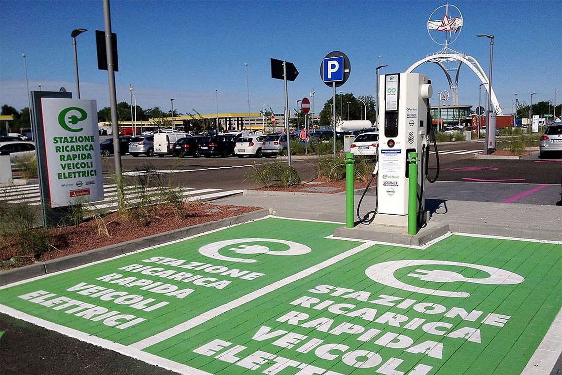 Ricarica elettriche sull'A2, due nuove colonnine a Cosenza e Rosarno Est