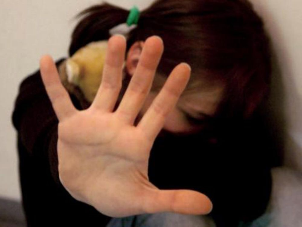 Abusa sessualmente di una minore, figlia di amici