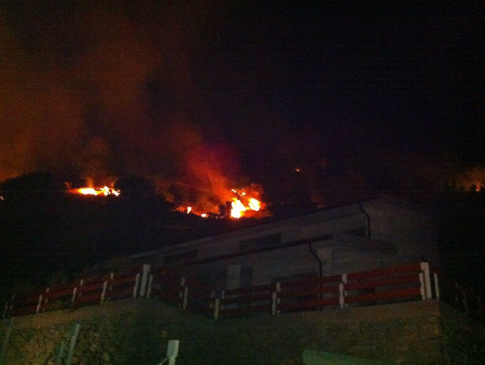 Amantea, incendio spento solo a tarda notte