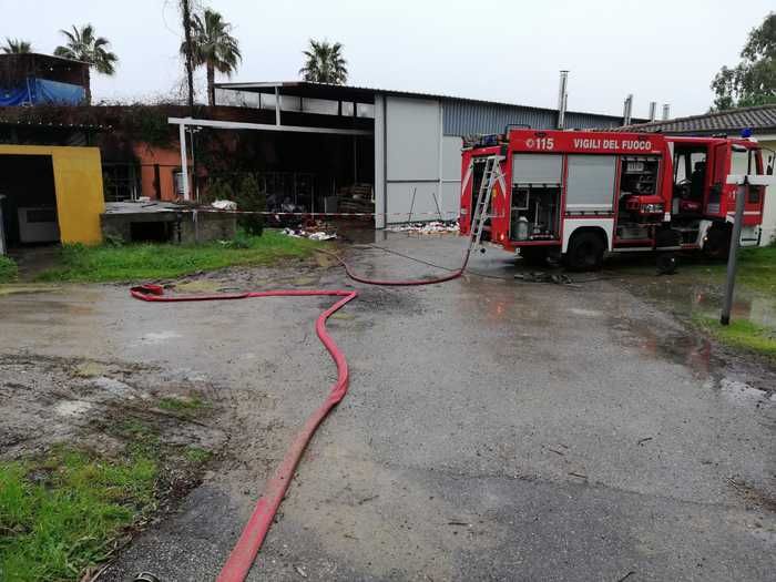 Boom di intimidazioni a Cassano: tre roghi in 15 giorni