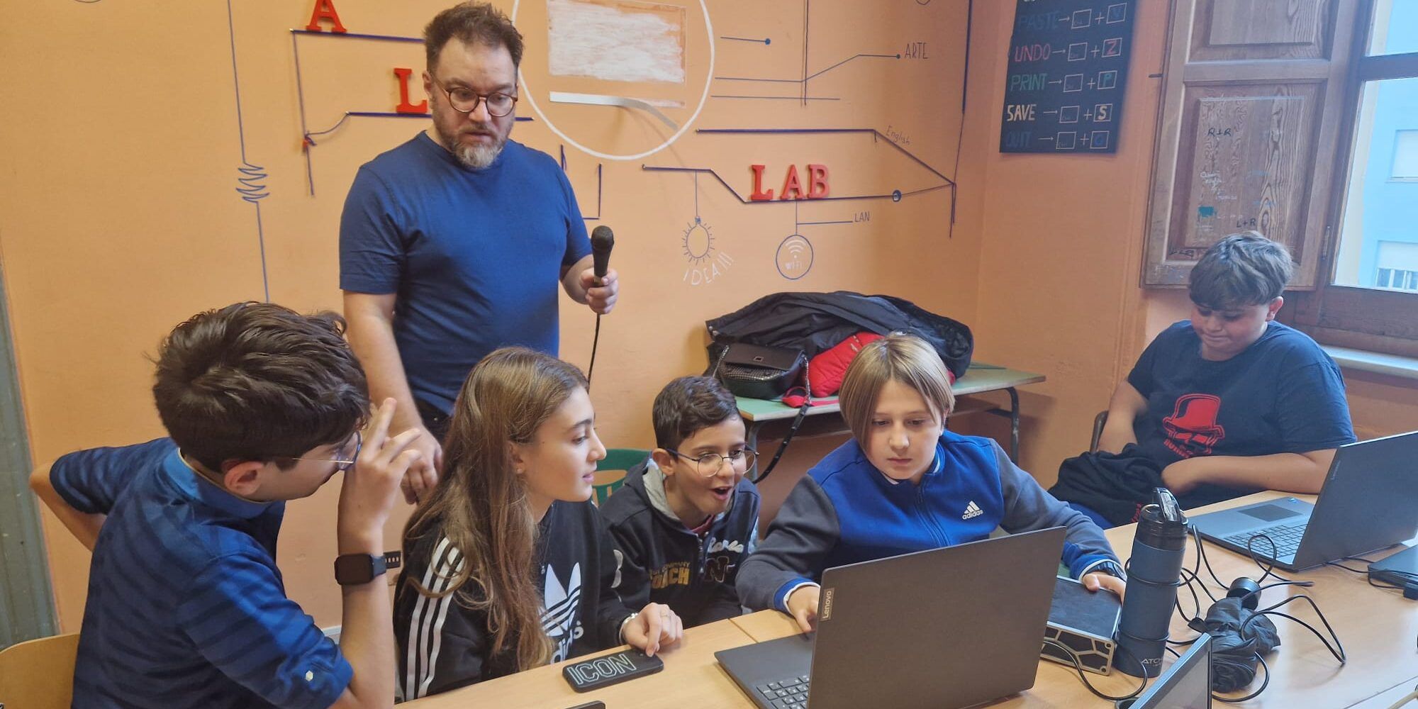 In una scuola di Cosenza si tifa Brunori con un prof d’eccezione: il tastierista della “Sas” Dario Della Rossa