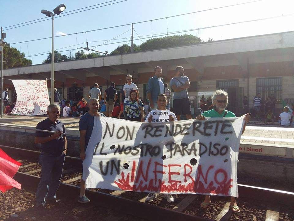 Nicotera chiude «per mare sporco». E i cittadini occupano la ferrovia