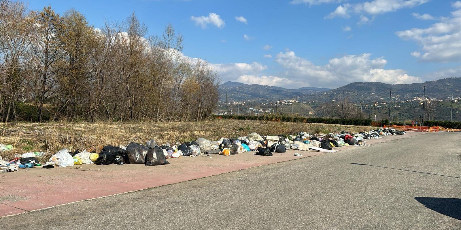 Rende, la discarica a cielo aperto dietro un supermercato. «Non ne possiamo più» – VIDEO