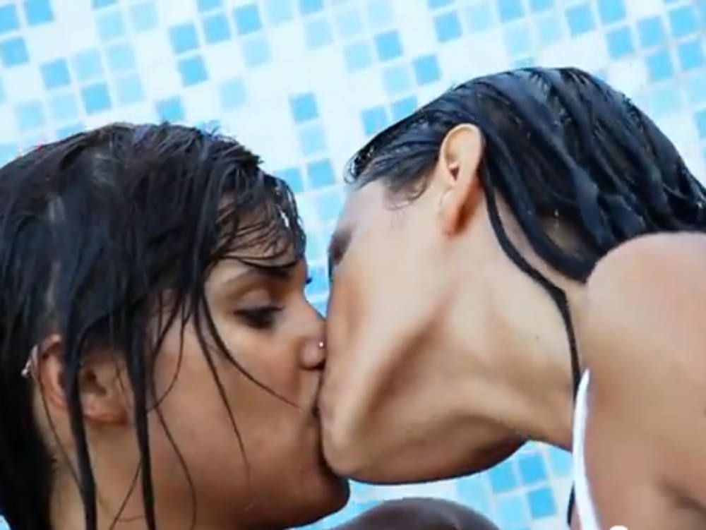 Il triplo bacio lesbo che fa impazzire il web