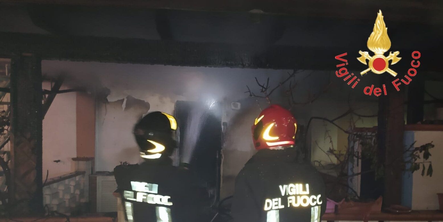 In fiamme abitazione estiva in un residence a Cariati, intervento dei vigili del fuoco