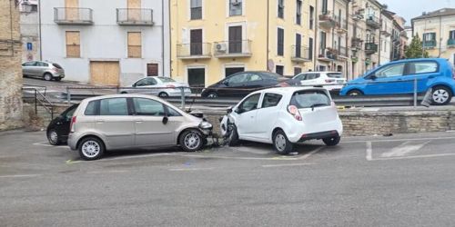 Auto travolge i manifestanti per il 25 aprile a Lanciano, un morto