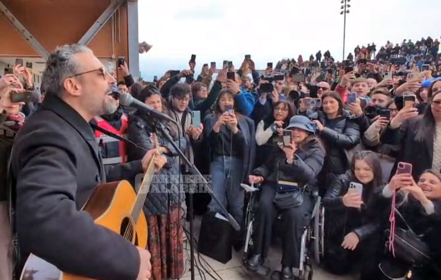 Brunori emoziona e canta per i ragazzi dell’Unical – VIDEO