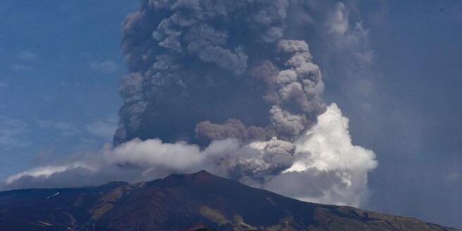 Eruzione dell’Etna, la cenere arriva fino a Reggio Calabria