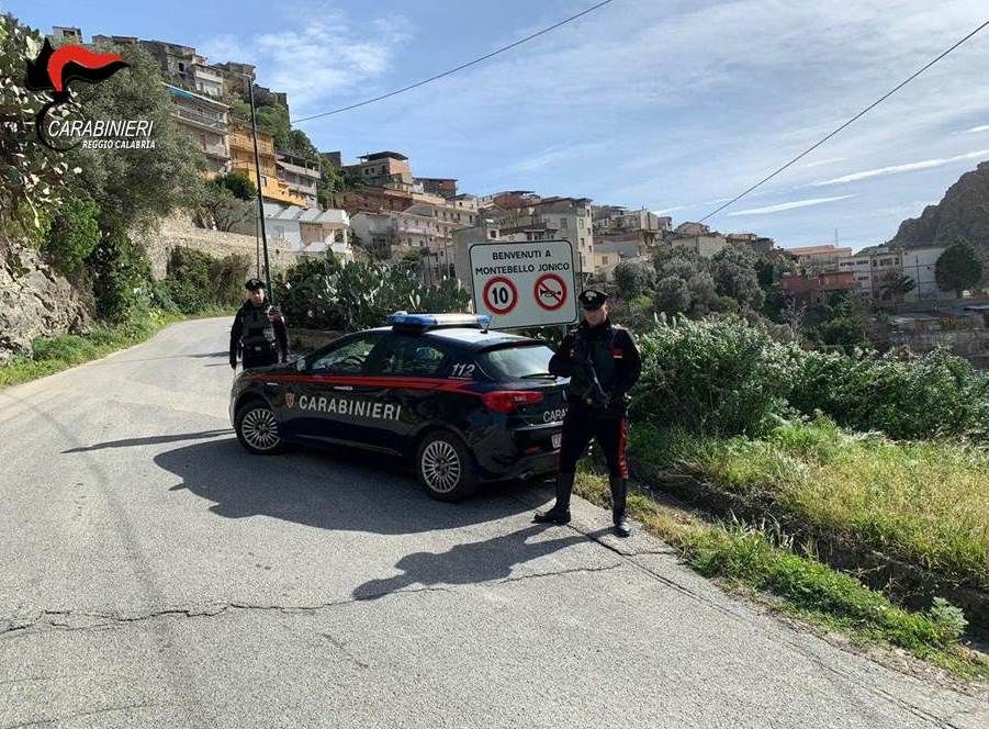 Minacce di morte e furti a un 86enne di Montebello Jonico, due arresti