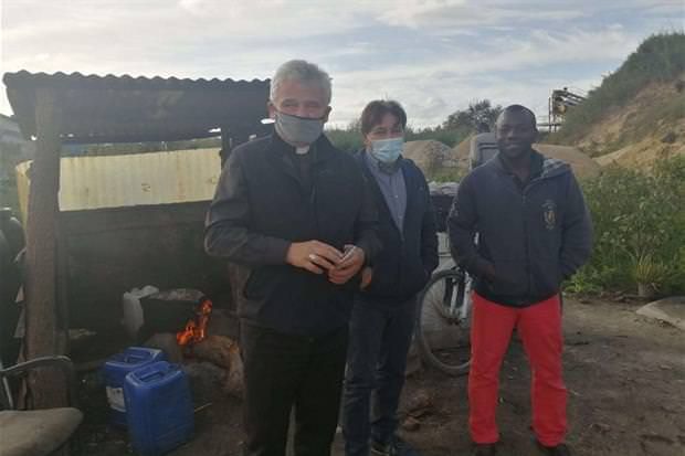 L’elemosiniere del Papa in visita negli insediamenti della Piana di Gioia Tauro