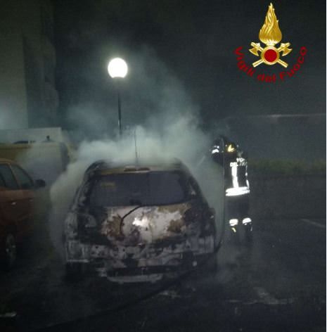 Vibo, in fiamme l’auto di un sacerdote