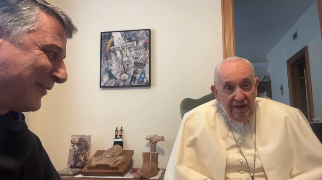 Papa Francesco a sorpresa su Facebook. «Buonasera, brava gente»