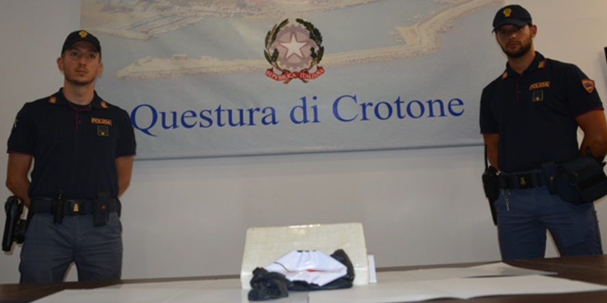 Sequestro di cocaina a Crotone: arrestato un corriere della droga