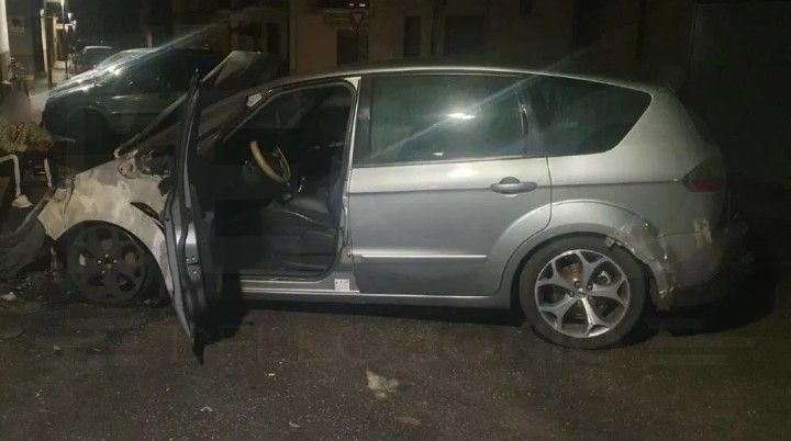 Corigliano Rossano, in fiamme una automobile: ritrovata una bottiglia incendiaria