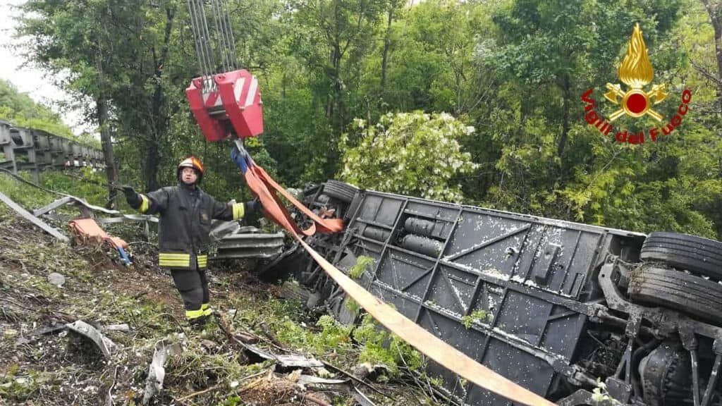 Bus nella scarpata a Siena, il gip convalida l'arresto e scarcera l'autista