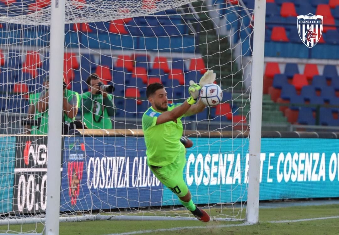 Il Cosenza va avanti in Coppa Italia grazie ai tre rigori parati da Falcone