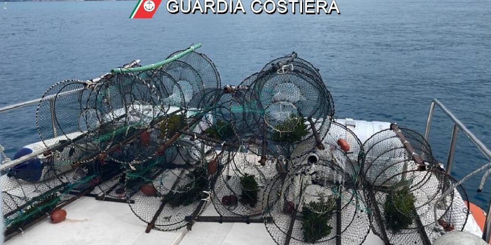 A Vibo Valentia sequestrati numerosi attrezzi da pesca. Sanzioni per 6 mila euro