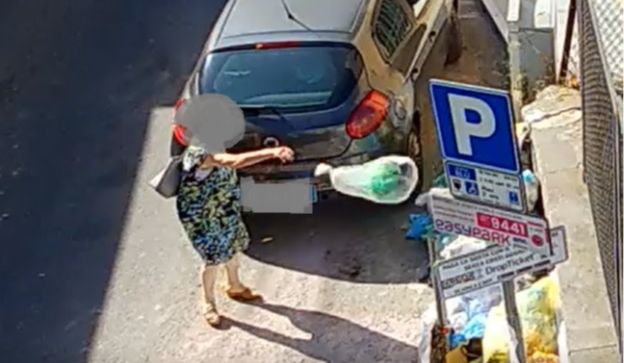 Abbandono di rifiuti a Catanzaro, le fototrappole incastrano i “furbetti del sacchetto” – FOTO